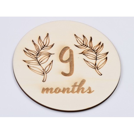 L643-Decoratiune cerc lemn "9 months" 13cm- 1 buc