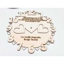 L824-Ceas personalizabil "Nasii sunt singura familie pe care o alegi" cu cifre atasate si loc pentru poze 35x37cm - 1 buc L824-Ceas personalizabil "Nasii sunt singura familie pe care o alegi" cu cifre atasate si loc pentru poze 35x37cm - 1 buc